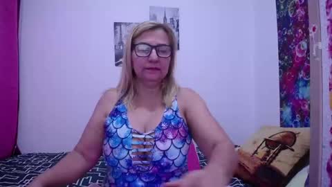 Snapshot of sara211 chatting on February 19, 10:42 pm sara online show from February 19, 10:42 pm