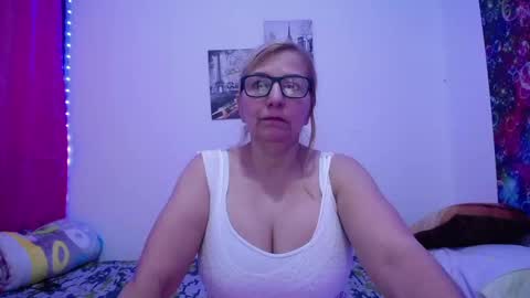 Snapshot of sara211 chatting on March 10, 2:37 pm sara online show from March 10, 2:37 pm