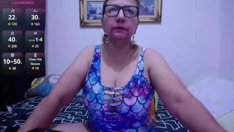 Snapshot of sara211 chatting on October 4, 1:20 pm sara online show from October 4, 1:20 pm