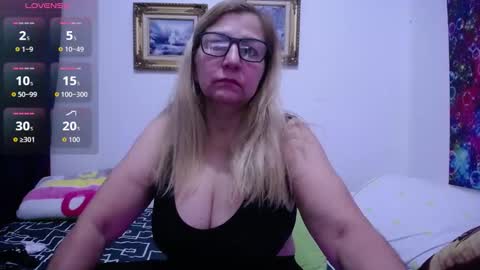 Snapshot of sara211 chatting on October 12, 3:59 pm sara online show from October 12, 3:59 pm