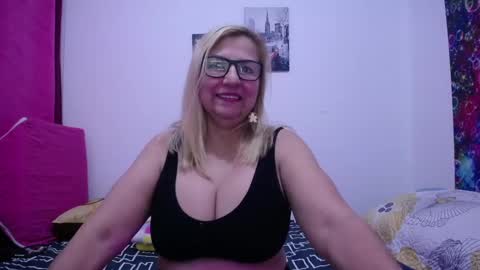 Snapshot of sara211 chatting on February 22, 11:35 pm sara online show from February 22, 11:35 pm