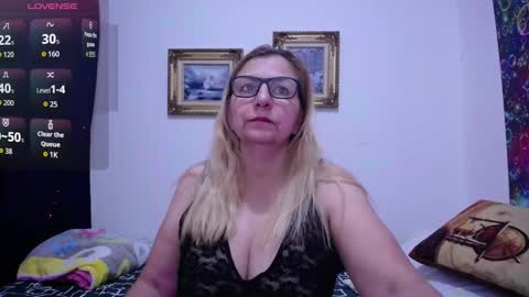 Snapshot of sara211 chatting on October 5, 9:11 pm sara online show from October 5, 9:11 pm