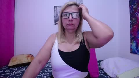 Snapshot of sara211 chatting on February 10, 1:55 pm sara online show from February 10, 1:55 pm