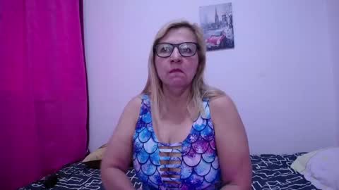 Snapshot of sara211 chatting on February 24, 4:04 pm sara online show from February 24, 4:04 pm