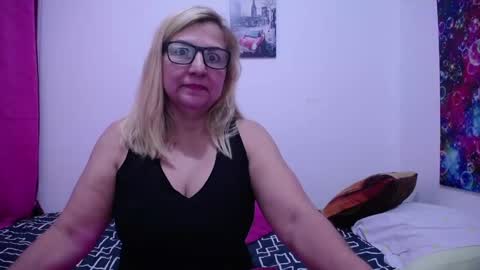 Snapshot of sara211 chatting on February 24, 9:41 pm sara online show from February 24, 9:41 pm