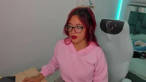 sara_red_x online show from May 30, 3:49 am