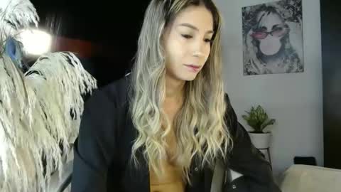 Snapshot of saragoddesshot chatting on October 30, 11:33 am CALL ME LOVE SARITA online show from October 30, 11:33 am