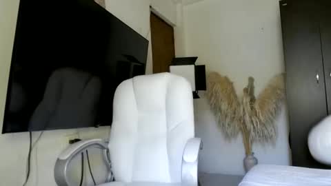 Snapshot of saragoddesshot chatting on March 5, 8:53 pm CALL ME LOVE SARITA online show from March 5, 8:53 pm