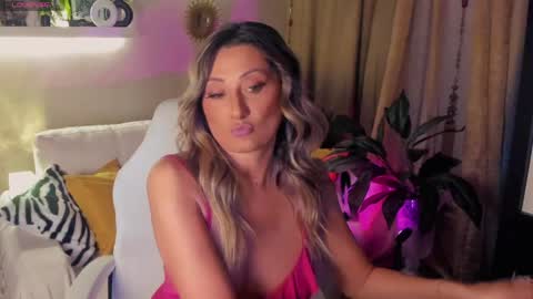 Divine Sarah NONUDE model online show from May 17, 4:38 pm