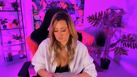 Divine Sarah NONUDE model online show from March 2, 11:39 am