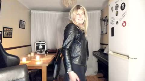 SarahLorraine online show from May 12, 10:30 pm