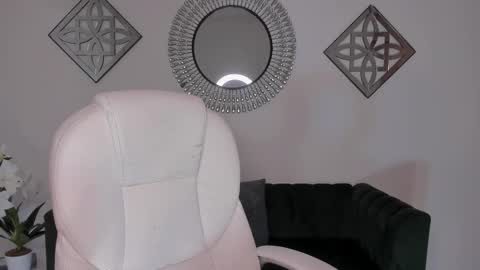 saskia litt online show from November 19, 8:35 am