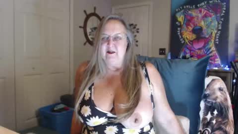 Snapshot of sassybeaver chatting on October 22, 1:31 am Trish online show from October 22, 1:31 am