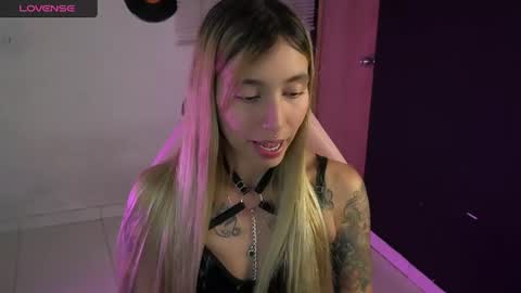 I AM JENN  online show from June 19, 4:07 am
