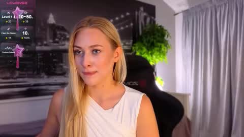 Snapshot of sayselena chatting on October 2, 5:01 pm Hello guys our name is Emily Nicole Alice. We are very funny and love to spend time well online show from October 2, 5:01 pm