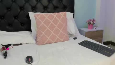 Snapshot of scarlett_noirr chatting on October 21, 2:43 pm Scarlett Noirr online show from October 21, 2:43 pm