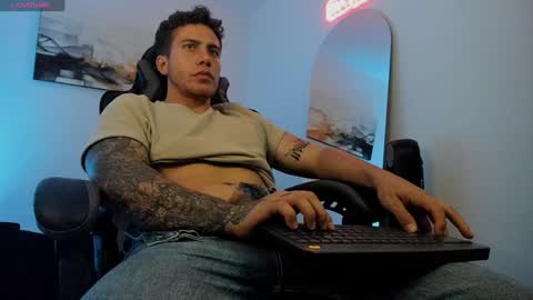 Snapshot of sebastianortizm chatting on January 16, 12:55 am Lucian Sinclair online show from January 16, 12:55 am