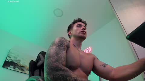 Snapshot of sebastianortizm chatting on February 5, 4:06 am Lucian Sinclair online show from February 5, 4:06 am