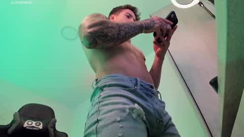 Snapshot of sebastianortizm chatting on February 7, 3:55 am Lucian Sinclair online show from February 7, 3:55 am