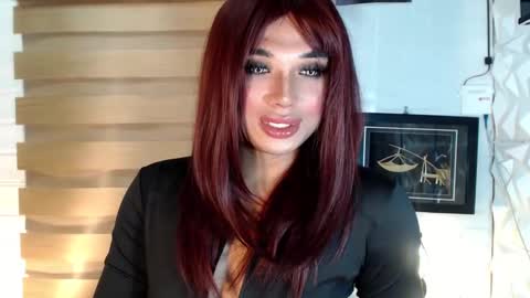 Snapshot of seductivedeluxe69 chatting on February 26, 1:32 pm Deluxe online show from February 26, 1:32 pm