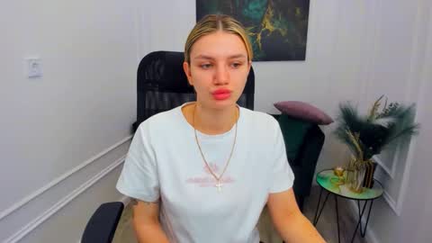 selenaemoore online show from May 7, 4:30 am