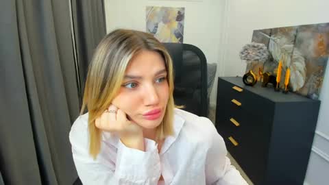 selenaemoore online show from March 29, 3:52 am