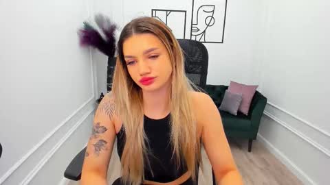 Snapshot of selenaemoore chatting on October 3, 4:10 am selenaemoore online show from October 3, 4:10 am