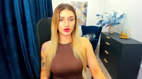 Snapshot of selenaemoore chatting on September 18, 5:44 am selenaemoore online show from September 18, 5:44 am