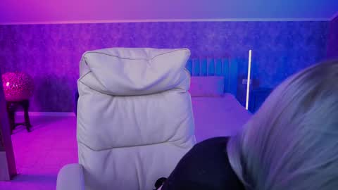 selenairis online show from April 16, 6:24 am