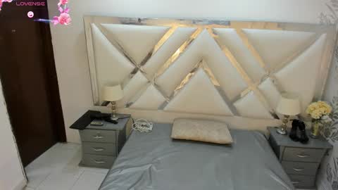 Selena reyess online show from December 19, 12:33 pm