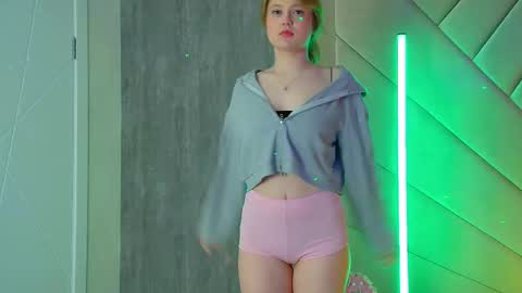 SelinSwarovski online show from March 8, 1:39 am