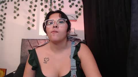 Snapshot of sensual_flame chatting on February 20, 11:32 pm Camille and sophie online show from February 20, 11:32 pm