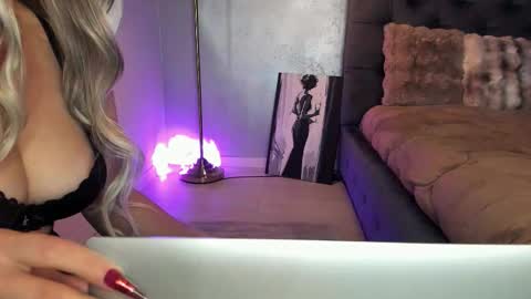 Ami online show from November 12, 1:02 pm