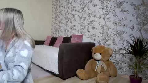 serayarose_ online show from December 19, 12:22 pm