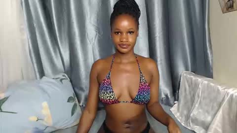 Snapshot of shakkiecam chatting on October 14, 11:19 pm Shaky online show from October 14, 11:19 pm