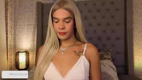 Snapshot of shantaljoness chatting on October 1, 9:57 pm Shantal Jones online show from October 1, 9:57 pm
