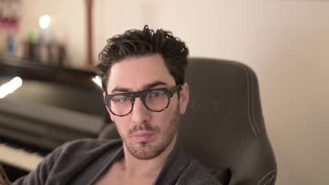 frenchy boy online show from December 18, 7:31 pm