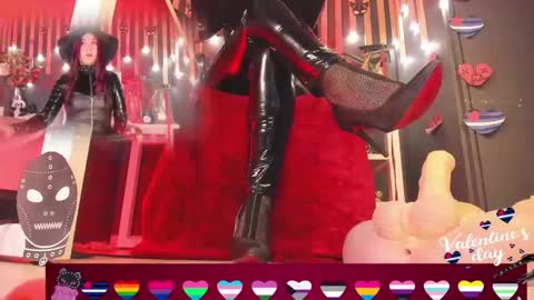 Snapshot of sharoon_gold chatting on February 15, 9:15 pm Your mistress Sharon online show from February 15, 9:15 pm