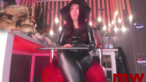 Snapshot of sharoon_gold chatting on March 11, 9:24 am Your mistress Sharon online show from March 11, 9:24 am