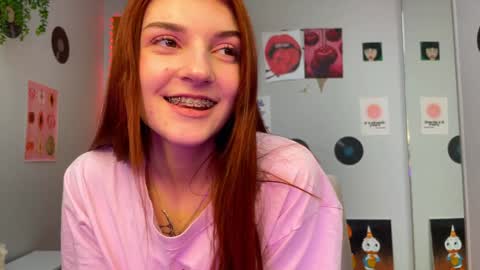 Snapshot of shybella_girl chatting on December 3, 8:11 am Bella online show from December 3, 8:11 am