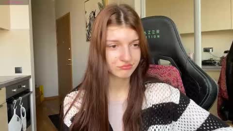 Snapshot of shybella_girl chatting on September 30, 8:03 am Bella online show from September 30, 8:03 am