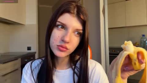 Snapshot of shybella_girl chatting on October 25, 6:57 am Bella online show from October 25, 6:57 am