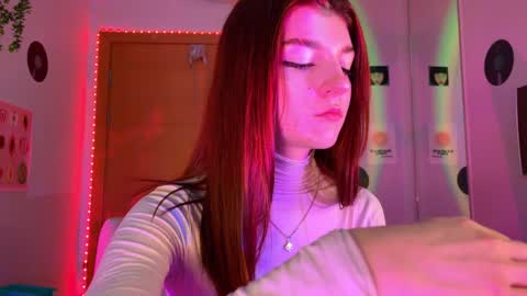 Snapshot of shybella_girl chatting on December 5, 6:37 am Bella online show from December 5, 6:37 am