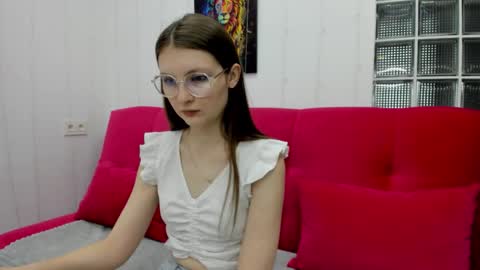 Snapshot of shyly_lisa chatting on October 7, 1:45 am shyly_lisa online show from October 7, 1:45 am