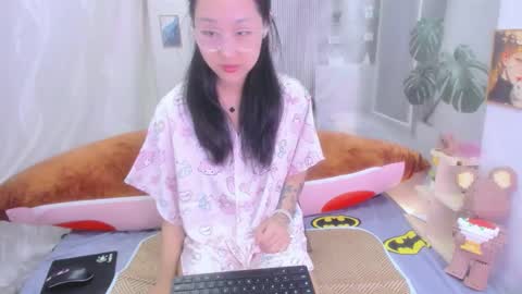 Snapshot of sisi_baby chatting on October 21, 3:22 am julila online show from October 21, 3:22 am