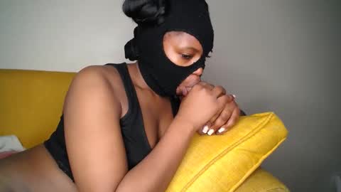 Snapshot of skimask_freak chatting on December 17, 1:05 pm Krystal Belle online show from December 17, 1:05 pm