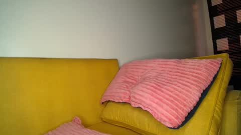 Snapshot of skimask_freak chatting on January 4, 12:49 pm Krystal Belle online show from January 4, 12:49 pm