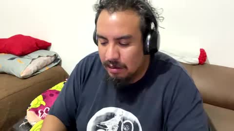 Snapshot of skinhell chatting on December 5, 12:14 am Elias online show from December 5, 12:14 am