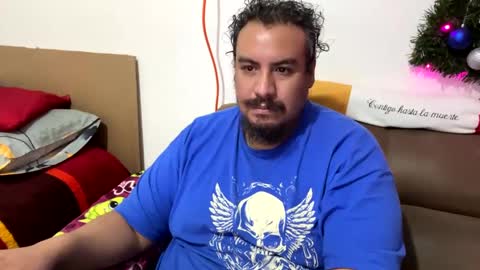 Snapshot of skinhell chatting on December 24, 12:11 am Elias online show from December 24, 12:11 am