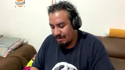 Snapshot of skinhell chatting on December 1, 11:51 pm Elias online show from December 1, 11:51 pm